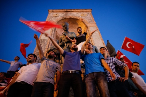 土耳其政變最後失敗收場，民眾揮舞國旗慶祝。圖／美聯社