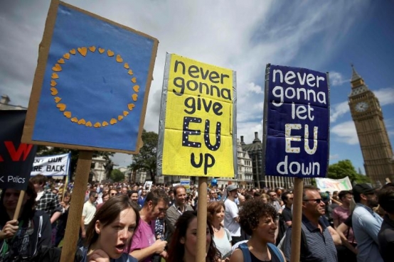 倫敦萬人上街遊行抗議英國脫歐公投。圖／REUTERS