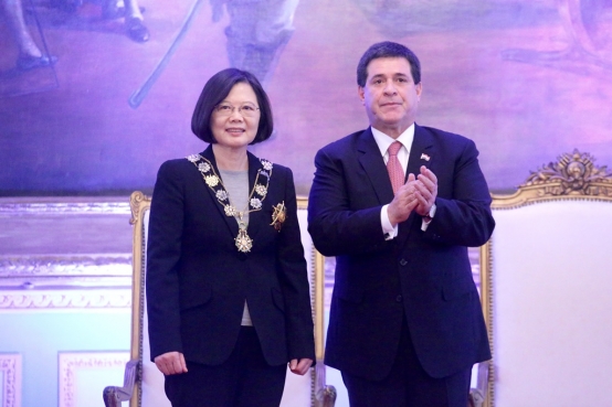 蔡英文總統出訪期間，接受巴拉圭卡提斯總統贈勳。圖／總統府   