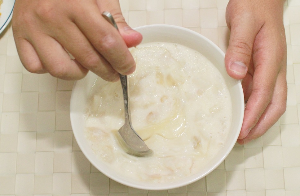 做法9.
魚肉加入鮮奶及太白粉水調味完成後,待涼拌入蛋白備用。圖/藍可雲攝