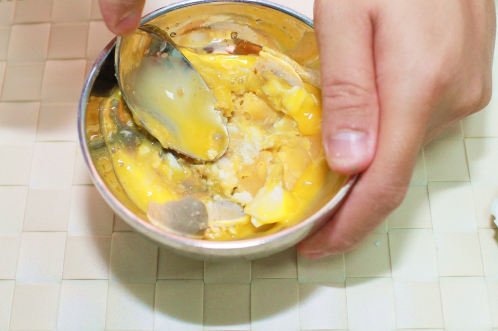 做法10.
將剛取出的鹹蛋黃與雞蛋黃拌勻備用。圖／藍可雲攝