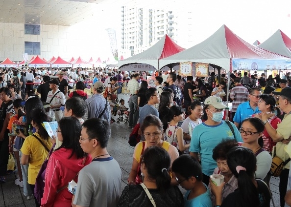 14日台中市政府舉辦幸運草市集,結合寶可夢遊戲,果然吸引大量人潮到場增加買氣。圖/台中市政府 14日台中市政府舉辦幸運草市集,結合寶可夢遊戲,果然吸引大量人潮到場增加買氣。圖/台中市政府