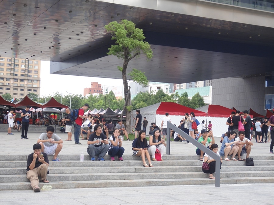 台中市政府假日時分,是許多民眾尋寶兼遛狗、帶小孩散步的好去處。圖/林智恩