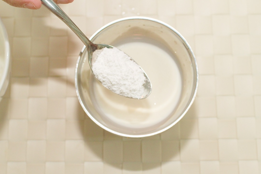 做法8.
用鮮奶與太白粉調勻成太白粉水後拌入魚肉內。圖／藍可雲攝