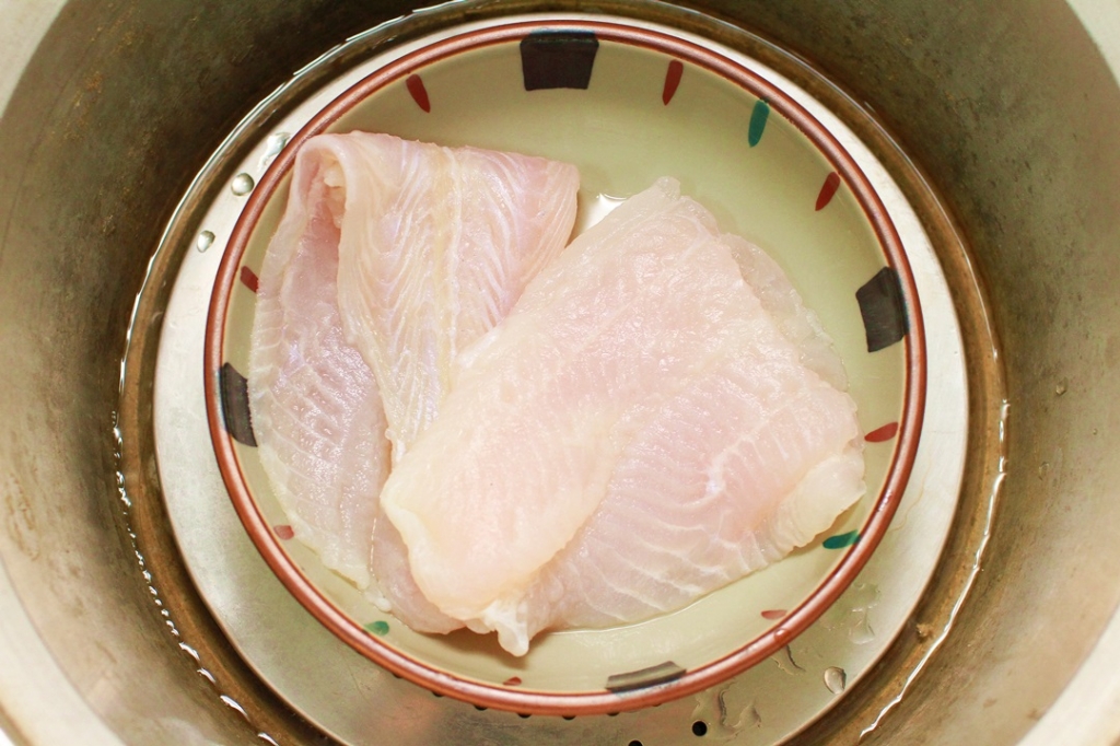 做法1 
魚肉調味少許鹽及酒後,入電鍋中蒸熟即可。圖／藍可雲攝