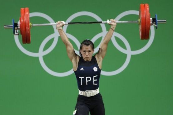 中華隊舉重女將郭婞淳，在58公斤級舉重賽事中，力抗2名泰國選手的夾擊，最後以抓舉102公斤、挺舉129公斤，總合231公斤拿下銅牌。圖／美聯社