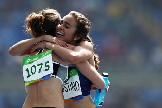 美國選手達格諾斯蒂諾(Abbey D'Agostino)和紐西蘭選手韓布林(Nikki Hamblin)互相扶持完成里約奧運女子5000公尺預賽後互相鼓勵。圖／美聯社