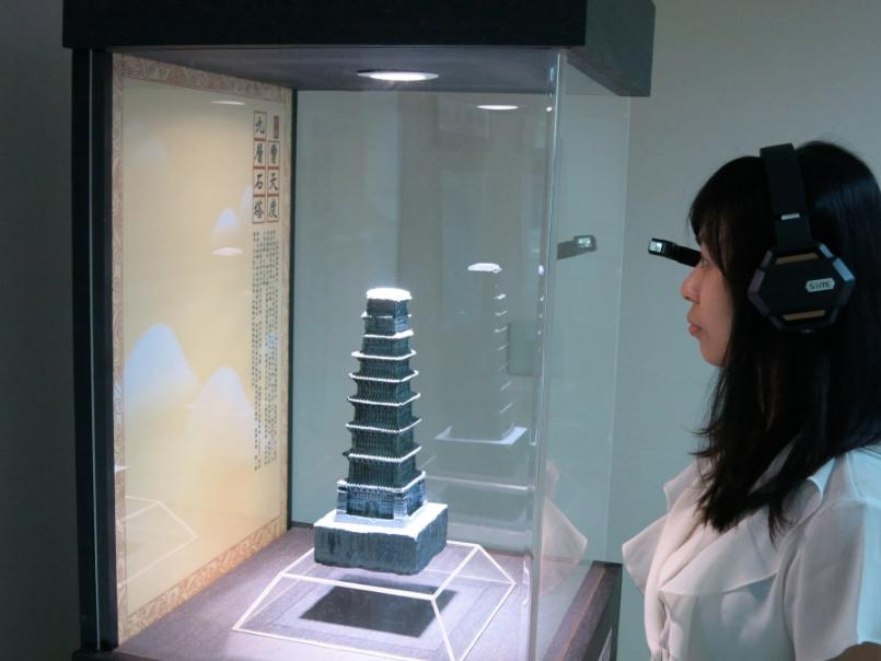 2016智慧顯示與觸控展覽會中民眾戴上智慧眼鏡，親身體驗全新的觀展情境。圖／資策會