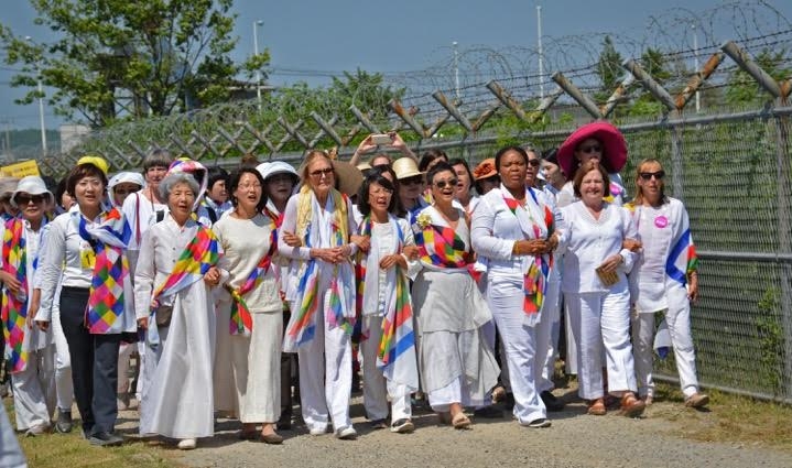 15國婦女從北韓走到南韓,徒步穿越「非武裝地帶」(DMZ),呼籲兩韓團結一致、和平共處。圖/Women Cross DMZ