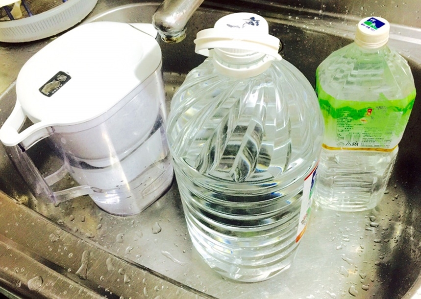 雙北市宣布下午4時起停水,民眾皆趕緊儲水,復水時機須視新店溪上游濁度是否下降而定。圖/高美晶 雙北市宣布下午4時起停水,民眾皆趕緊儲水,復水時機須視新店溪上游濁度是否下降而定。圖/高美晶
