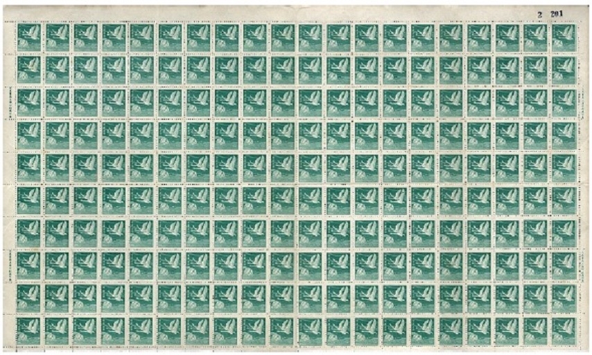 「上海版飛雁無面值郵票」 。1949年 (民38年) 國民政府遷台，暫時沿用大陸時期郵票加印新台幣面值，此款飛雁郵票由大東書局上海印刷廠承製，以飛翔於地球上的雙雁為意象。