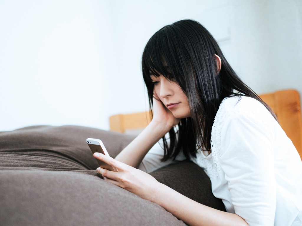 等待訊息的日子不好過;可以試著保持適當距離,將時間用來充實、投資自己,讓自己也愛上散發自信的自己。圖/PAKUTASO。
