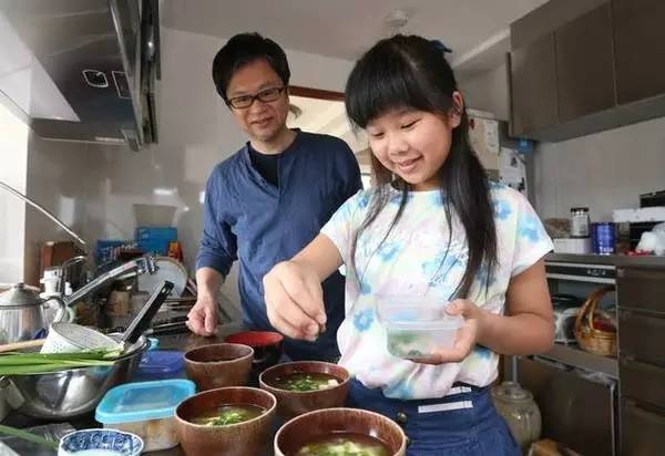 媽媽走後,阿花卻踐行了與媽媽的約定——開始獨立做味噌湯。勇敢樂觀的阿花,也給了爸爸生活的信心。圖/互聯網