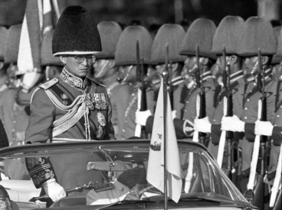1987年12月3日，泰王蒲美蓬在曼谷閱兵的英姿，如今已不復見。圖／路透社