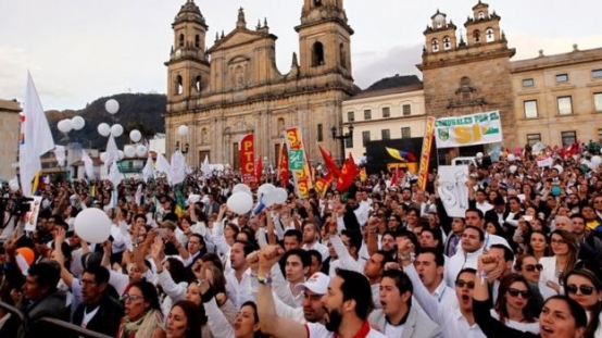 哥倫比亞人民群聚首都波哥大的廣場，情緒激昂地觀賞和平儀式簽署過程。圖／路透社
