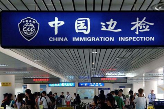 中國邊防檢查從上海開始推行貼紙式過境免簽臨時入境許可。圖／新民網