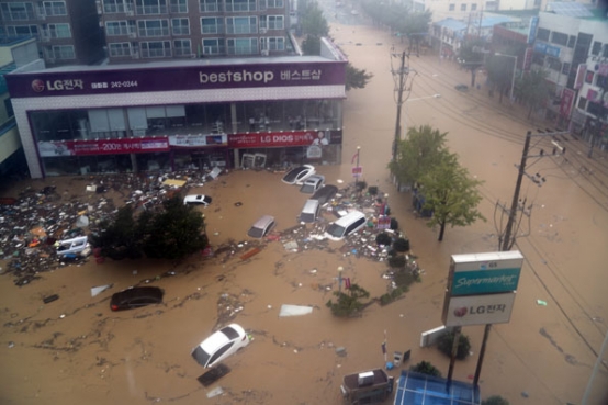 受芙蓉颱風影響，蔚山市暴雨傾瀉而下，市區一間大型超市前，停放車輛全泡湯。圖／KBS