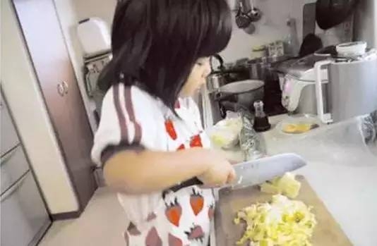 4歲的阿花，被媽媽「逼著」拿菜刀學做健康的味噌湯。儘管阿花用刀的樣子看上去相當嚇人，千惠還是忍住沒出聲。圖／互聯網