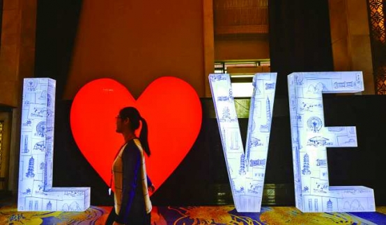 贛台經文合作交流大會在南昌開幕，畫有江西、台灣兩處名勝風景的圖案與「LOVE」造型字樣相映成趣。圖／新華社