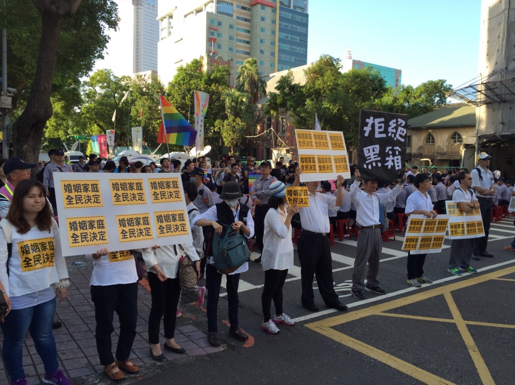 11月17日，立法院三個爭議同時引發民眾抗議。圖／鄭哲宇