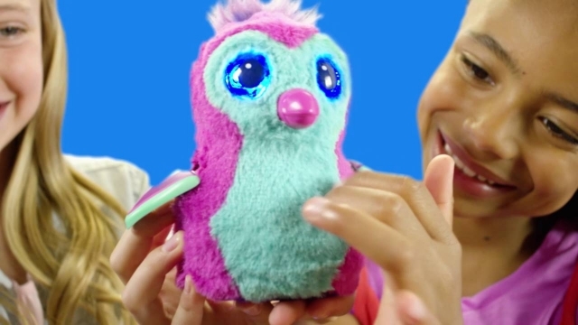 風靡歐美的神秘蛋（Hatchimal），不僅會孵化，還會叫、會笑、會哭。圖／網路