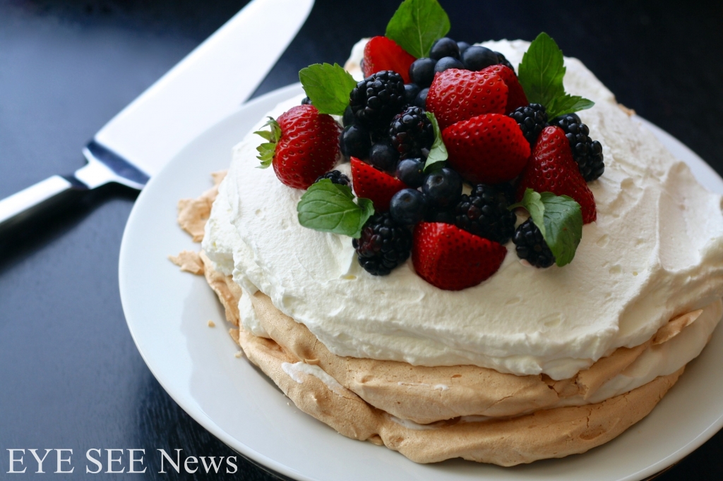 澳洲、紐西蘭非常受歡迎的帕芙洛娃蛋糕Pavlova，是一種蛋白霜蛋糕，以打發鮮奶油和各色繽紛水果當點綴，外酥內Q。圖／網路