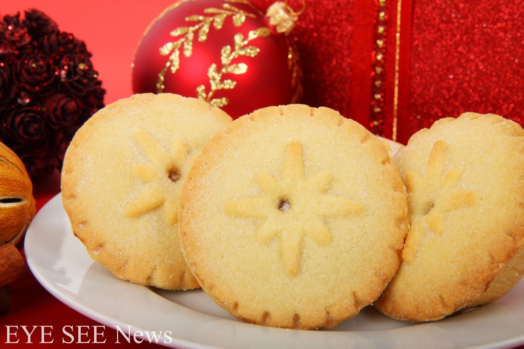 而英國甜餡派Mince Pie是一種又香又甜的迷你乾果餡餅。它的傳統餡料是絞肉（如羊肉或牛肉），加上葡萄乾、杏子乾、蘋果乾、櫻桃乾和許多不同種類的堅果，再配上肉豆蔻或肉桂粉等香料；自19 世紀起，英國甜餡派已經不再放絞肉，而改由水果乾、堅果和香料所組成。通常人們會把它做成橢圓形，象徵耶穌誕生的馬槽，上面的星星則象徵引領了東方三博士找到耶穌出生地的明亮星星。英國人認為，在耶誕節吃甜餡派會為新的一年帶來好運，現今更有人配著鮮奶油和冰淇淋來享用。圖／網路