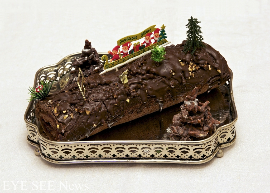 由法國人創作出的樹幹蛋糕Buche de noel在全球大受歡迎。歐洲傳統平安夜裡，會在家裡壁爐中燃燒著原木的柴火，在寒冷的聖誕節早上，帶給家人們溫暖；如今，歐洲家庭裡也會預備好用巧克力和奶油做成原木樹幹型的蛋糕卷，作為節日中的茶點或餐後甜品。在更早之前，幾家鄰居會共同把原木拖成一塊，堆起來點火燃燒，其意義是要把上一年的問題和不幸全部焚燒滅盡；過程之中有唱歌，跳舞和遊戲等節目助慶。因此，樹幹蛋糕也成為祝願來年好運的象徵。圖／網路