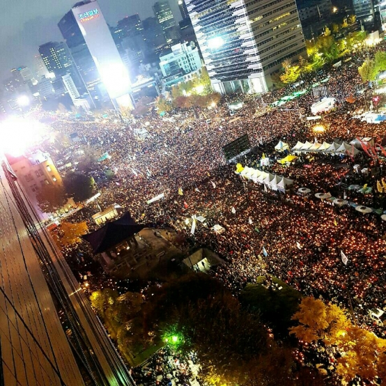12/10第7次燭光集會，首爾光化門廣場上，手持燭火的示威群眾如點點繁星。圖/韓國在地記者Jeon Ho Su