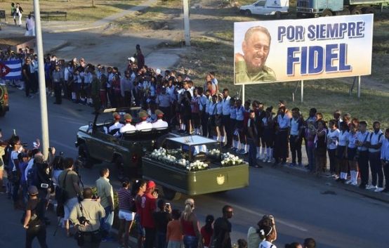 古巴強人卡斯楚的葬禮在古巴東南部聖地牙哥市舉行，載有卡斯楚骨灰的靈車。圖／法新社