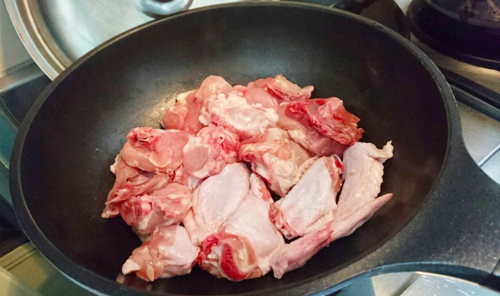 做法:
1.雞肉洗淨後,即可放入鍋中,冷鍋不加油,運用中火候逼出雞油。
2.雞肉入鍋中時注意帶皮面朝下,待鍋熱後爆出雞油即可放入配料蒜頭、薑片、蔥段等。
3.滾燙的雞油所爆香的蔥薑蒜可產生獨有香氣。