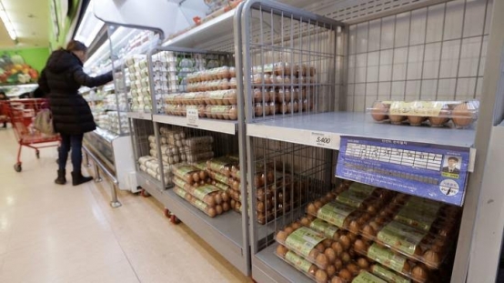 自去年12月起，南韓雞蛋價格飆漲近5成，照片右方為本土棕殼蛋，圖中消費者正選購價格較為低廉的美國白殼蛋。圖／美聯社