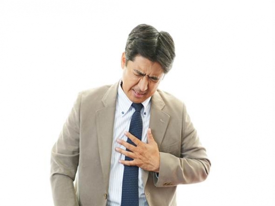 冬天天冷，千萬別忽視心血管疾病的胸痛徵兆。(圖／網路檔案照)