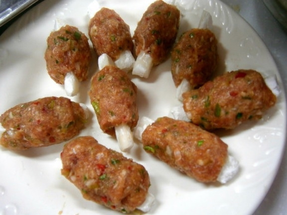 加上創意放入條糕的年糕排骨。圖／網路圖片