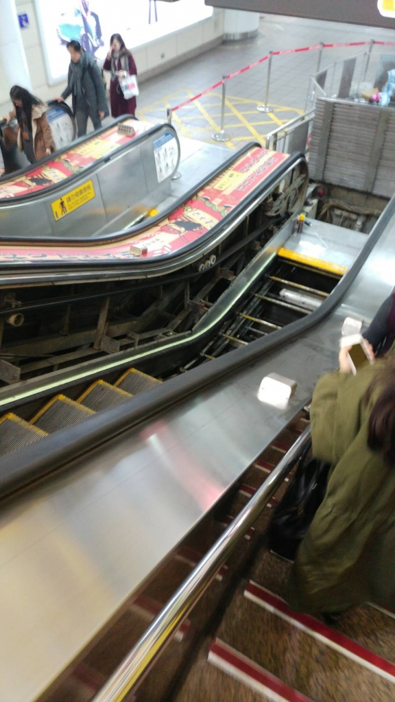 10日上午，捷運板南線往淡水信義線連通層冒煙電扶梯進行檢修。圖/陳靜