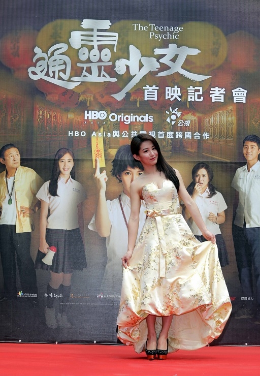 郭書瑤在劇中飾演16歲的學生靈媒,突破以往戲路 圖/HBO Asia、公視提供