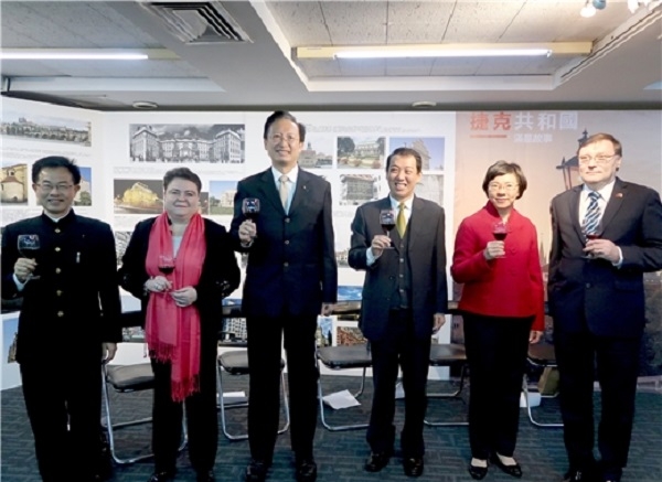特展開幕有多位貴賓參與(由右至左):捷克經濟文化辦事處Václav JÍLEK(易禮哲)處長、國家圖書館曾淑賢館長、文化部楊子葆政務次長、外交部吳志中政務次長、歐洲經貿辦事處馬澤璉處長(Ms. Anna Maria Madeleine Majorenko)、作家高嵩明先生 圖/國家圖書館提供