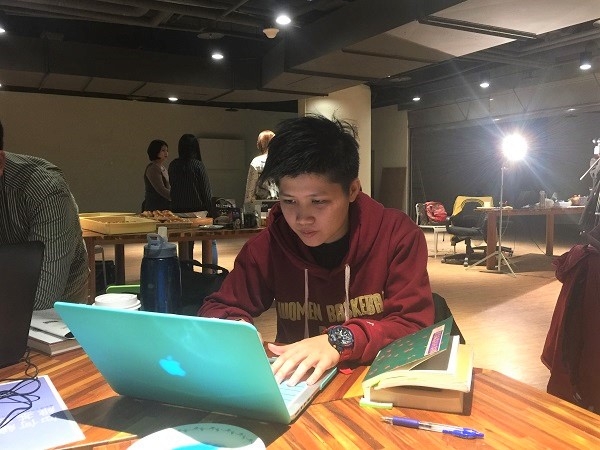 在場的參與者皆聚精會神,完成每一個條目的編輯。圖/鄭哲宇