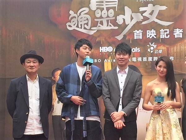 通靈少女演員蔡凡熙(左二)、郭書瑤(右一)與導演陳和榆(右二) 圖/鄭哲宇