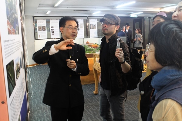 《捷克經典》作者高嵩明,帶領參與開幕民眾進行解說 圖/鄭哲宇 《捷克經典》作者高嵩明,帶領參與開幕民眾進行解說 圖/鄭哲宇