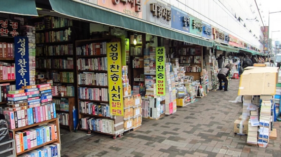 首爾東大門商圈正面臨中國旅行團銳減的難題，圖為書報街一景。圖／The Seoul Guide