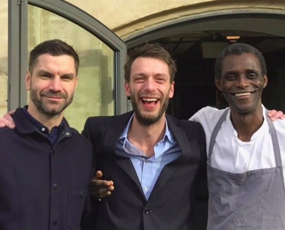 餐廳經理斯普伯里（左一）、服務總監里克特，以及桑高（右一）开心合照。圖／雷哲皮Instagram