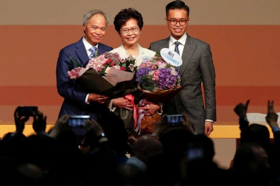 林鄭月娥在夫婿與兒子的陪伴與支持中，肩負起香港特首的重責大任。圖/路透