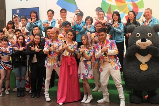 I-WANT星勢力、熊讚、台灣街舞藝術協會與世大運工作人員一同比出雙勝利「V」的手勢。 圖/鄭哲宇