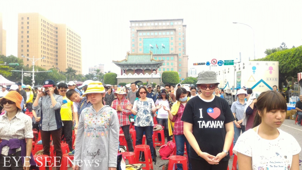 基督徒齊聚凱達格蘭大道前為國家禱告。圖/李駱實
