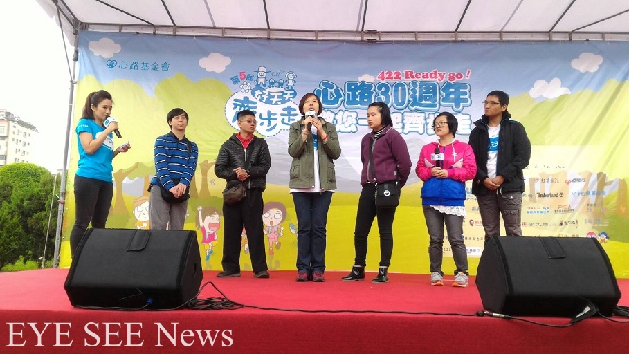 受助於心路基金會輔導就業成功的朋友回娘家,就業支持中心的劉雪蓉組長(中)表示,感謝社會上有越來越多公司行號願意提供機會給心智障礙朋友,期許透過雙方不間斷的努力,友善職場的願景能越發實現。圖/李駱實