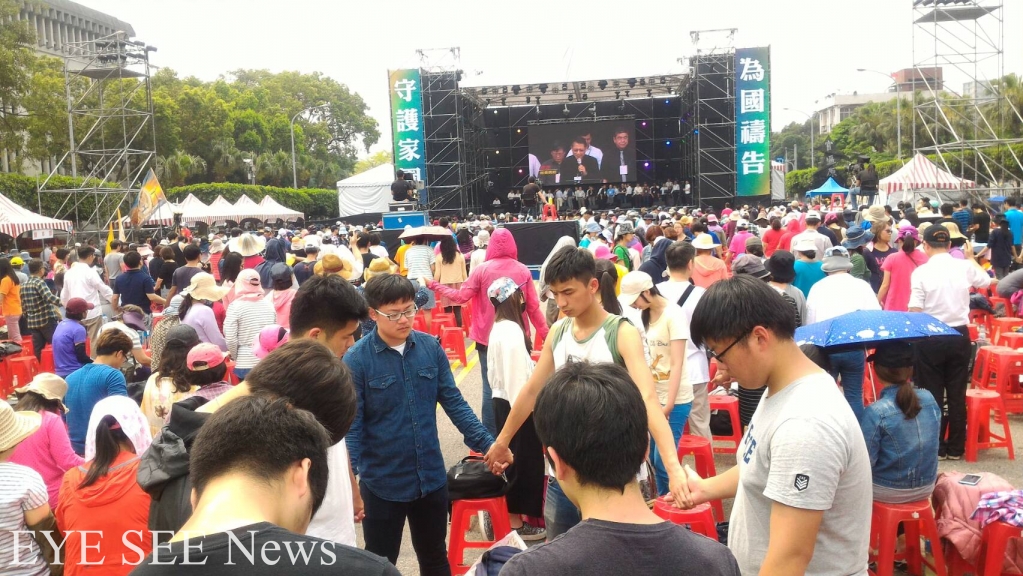 年輕人攜手低頭為國家禱告。圖/李駱實