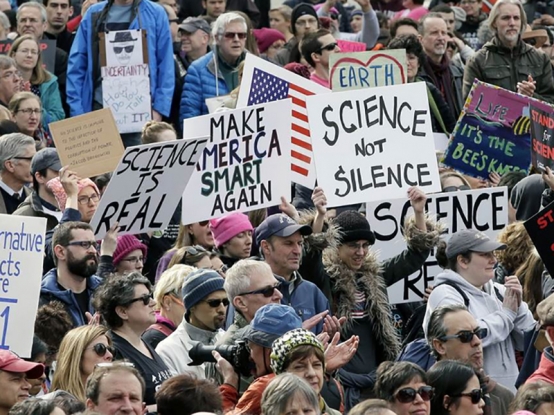 4/22地球日，全球科學家一同上街怒吼，共600多個城市一同響應。 圖/網路