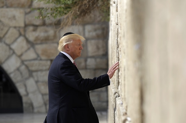 22日下午,川普頭戴猶太圓頂小帽kippah,以右手輕觸牆身祈禱,成為第一位蒞臨哭牆的美國總統。圖/路透