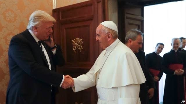 川普於教宗官邸使徒宮 (Apostolic Palace) 與方濟各握手寒暄。圖/美聯社